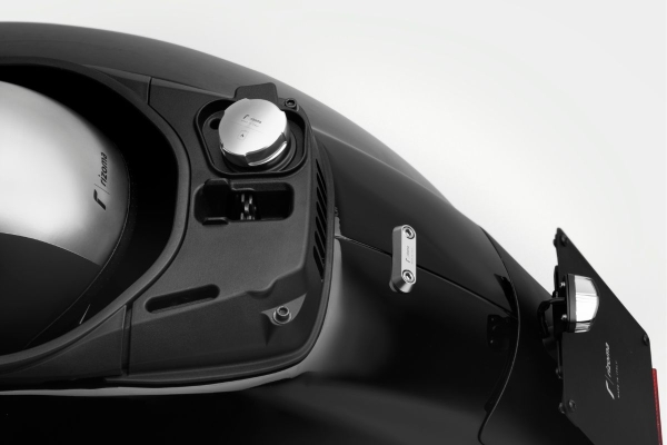 Rizoma Lochabdeckung Haltebügel schwarz für neue Vespa GTS 125 und 300 Modelle